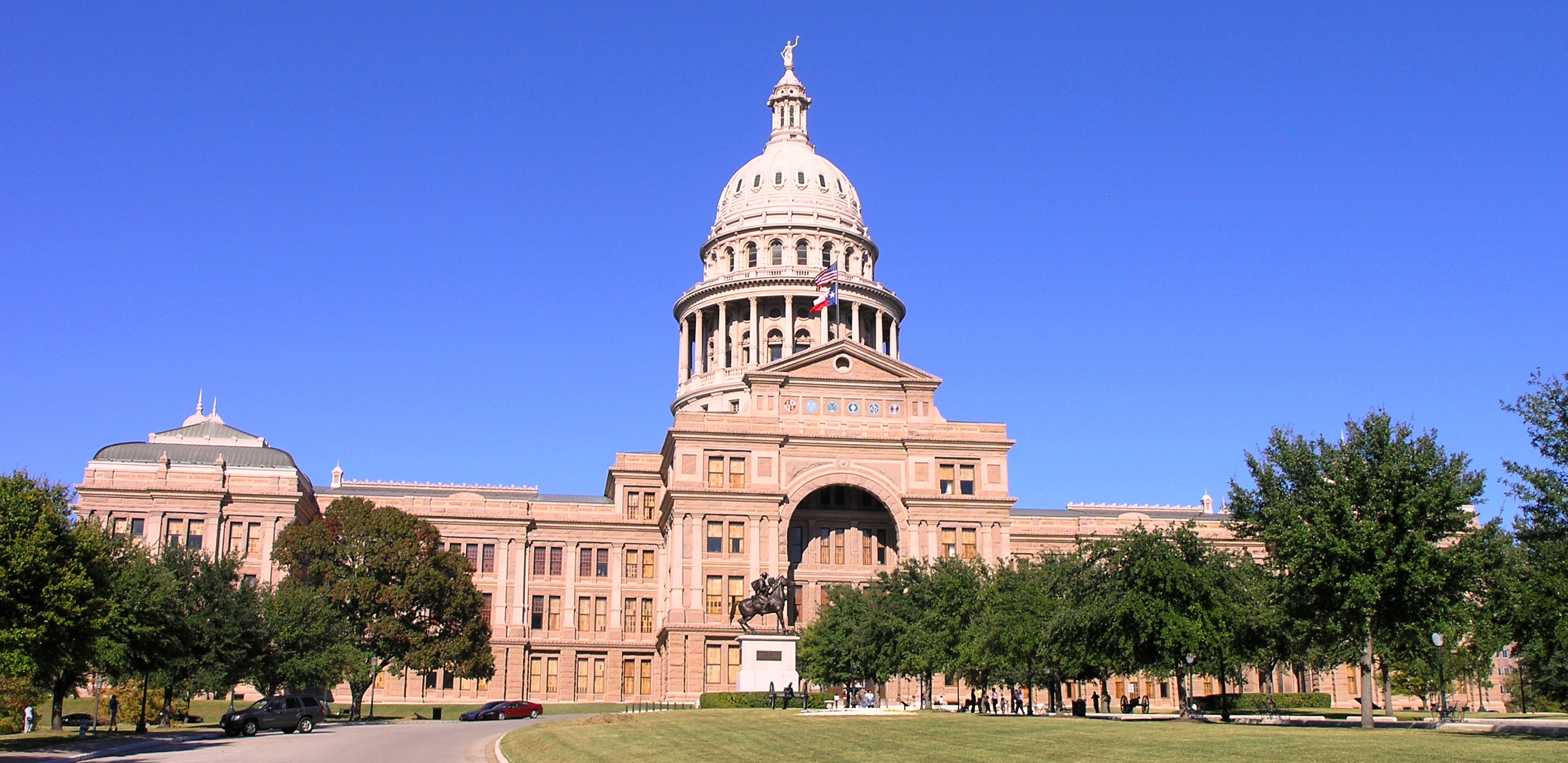 Texas_State_Capitol_building-front_left_front_oblique_view